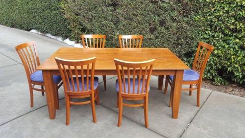 6 seat dining table in excellent condition
