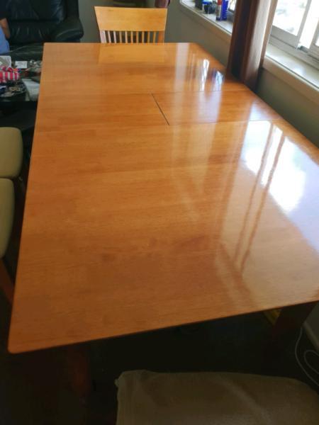 Extendable wooden dining table with 4 chair
