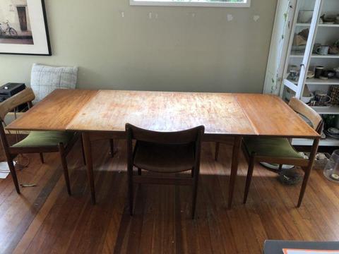 Genuine PARKER dining setting. Extension table plus 5 chairs