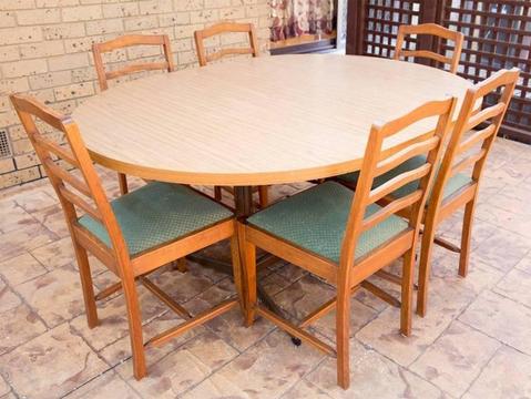 Dining table - extendable - with 6 chairs in good condition