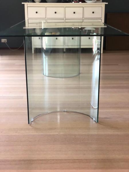Freedom glass dining table