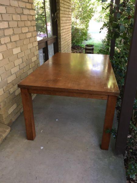 Great dining table 6-8 seater good used condition