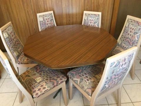 Kitchen table and 6 seats