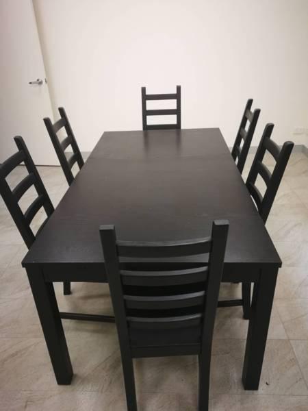 Extendable dining table with chairs