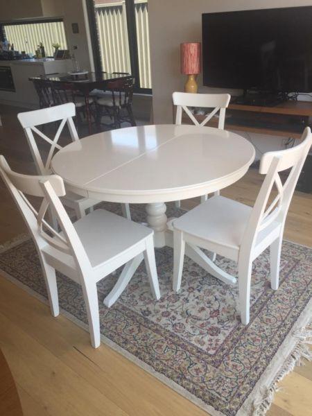 Dining kitchen table plus 4 chairs