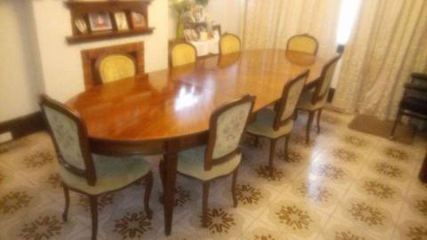 Extendable table 8 antique chairs