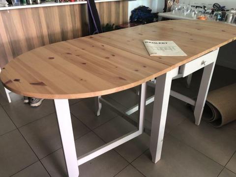 Kitchen extendable table