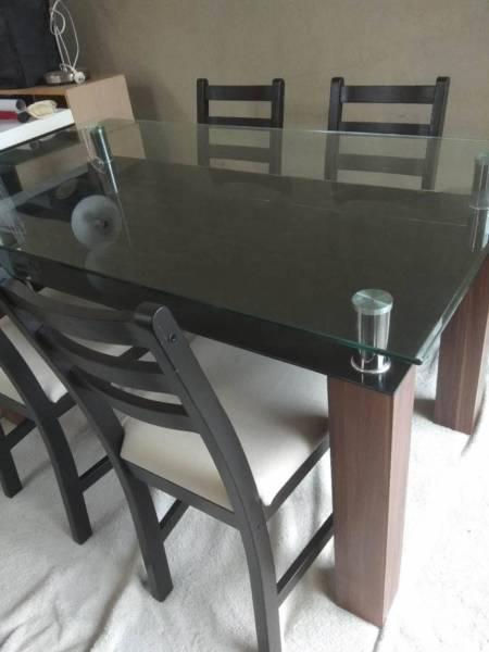 Excellent Glass Dining Table 140Lx80Wx76H (mm) in great condition