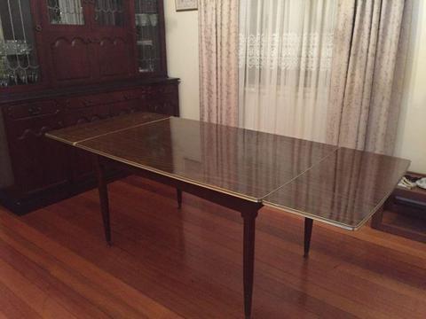 Extendable table to 210cm
