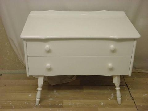 retro style white dressing table