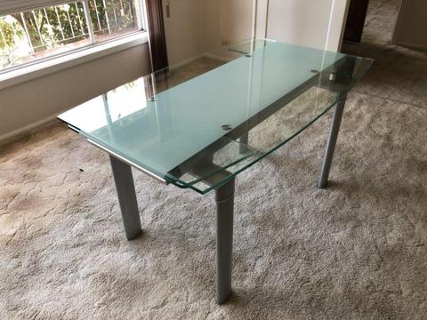 Extendable glass dining table