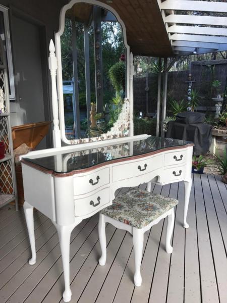 Wanted: Shabby chic queen Ann dressing table with a twist
