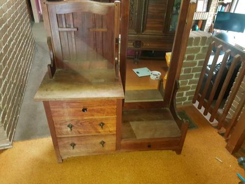 Large Dresser Furniture, with draws and mirrow