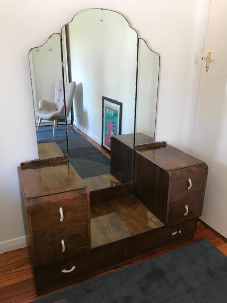 Vintage art deco 1940s dresser with mirror