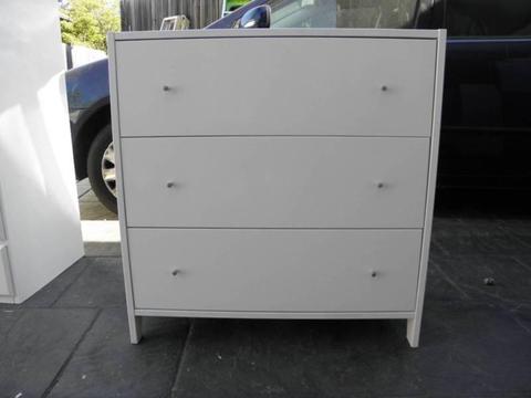 WHITE CHEST OF DRAWERS ON RUNNERS WITH STOP BUTTON