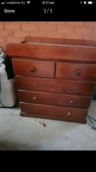 Change table and chest of drawers