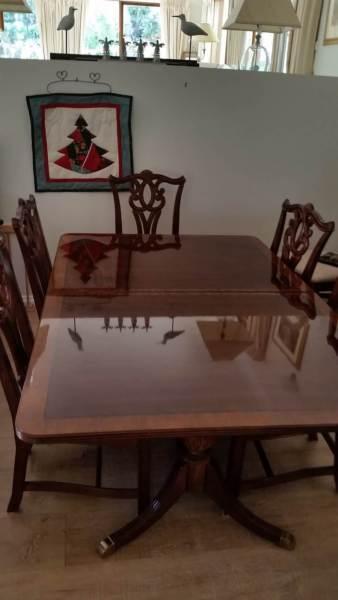 Formal dining setting with 6 chairs