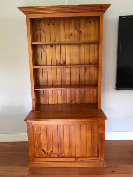 Wooden Bedroom Dresser. Great Condition. Storage Chest Included