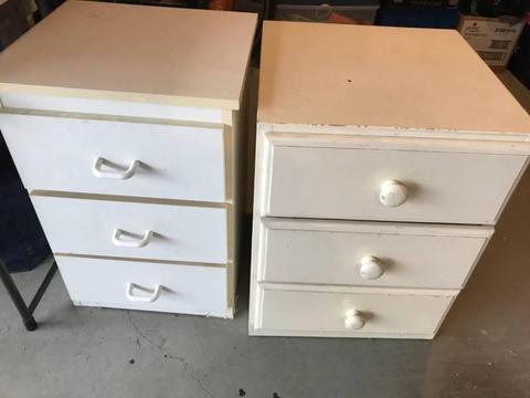 2 white chest of drawers