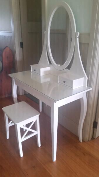 Hemnes Dressing Table with mirror and stool/make up table dresser