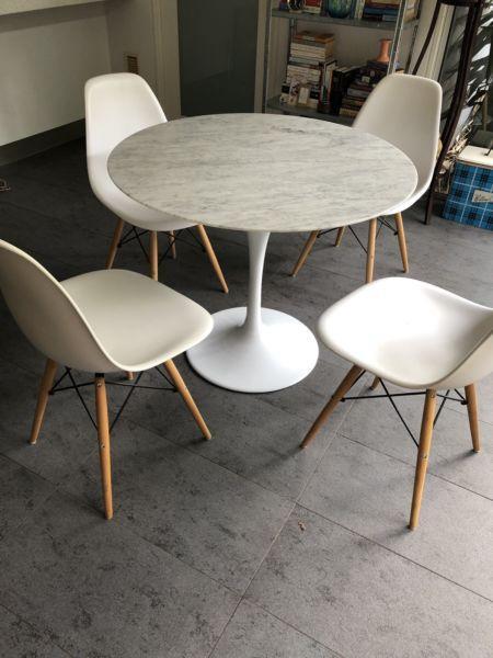 Matt Blatt Replica Eero Saarinen Round Tulip Dining Table in Marble