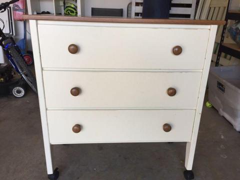 Chest of drawers / lowboy (shabby chic)