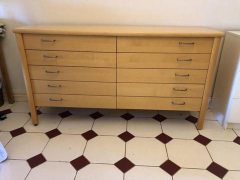 Stylish, solid chest of drawers