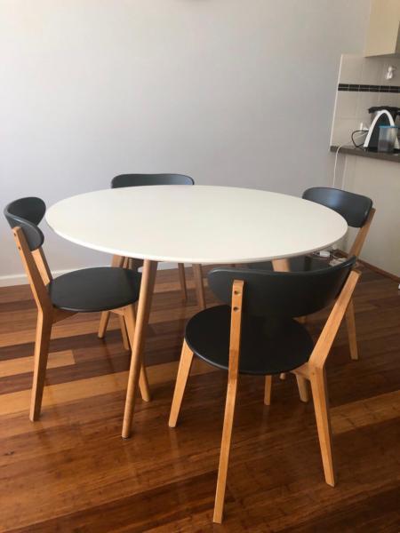 Round Dining table with oak wood and charcoal dining chairs