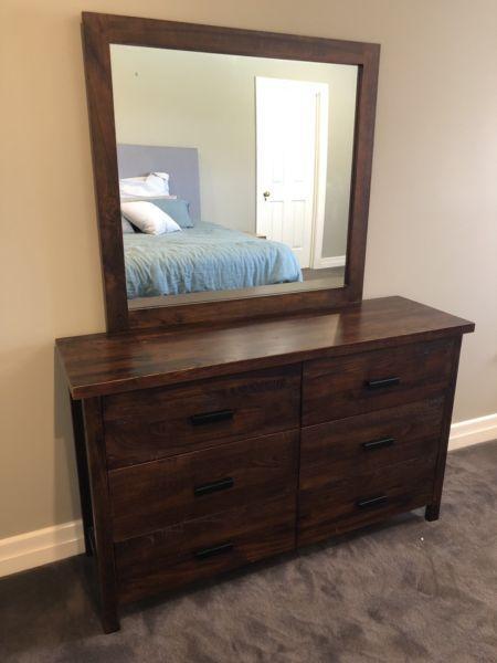Dressing table/ draws with mirror
