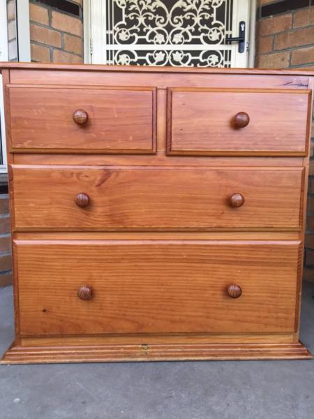 SOLID WOOD 4 DRAWER DRESSER / TV TABLE