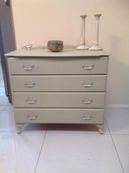 Queen Anne chest of drawers