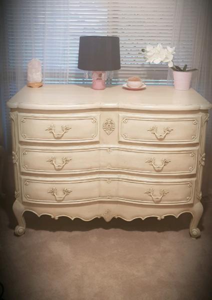 QUEEN ANNE FRENCH PROVINCIAL CHEST OF DRAWERS