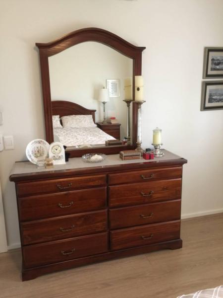 Timber dressing table with Mirror - Excellent Condition