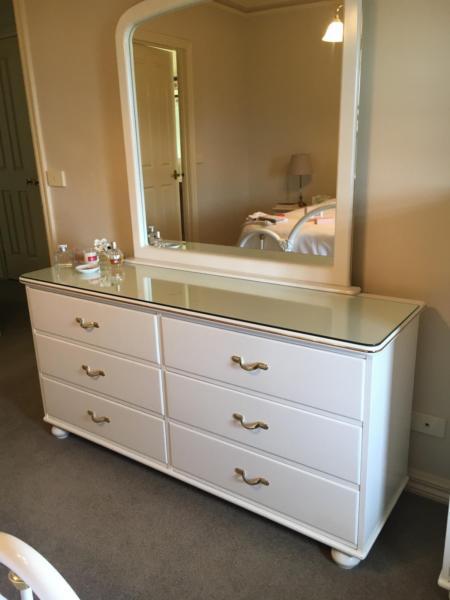 White Dresser with 6 drawers and mirror in very good condition