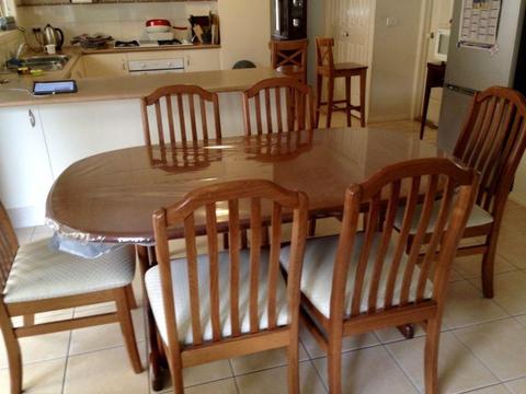 Extendable table and 6 chairs
