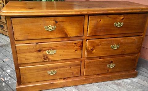 LOVELY SOLID WOOD CHEST OF DRAWERS IN GOOD CONDITION