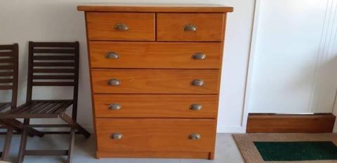 Solid pine chest of drawers in good condition
