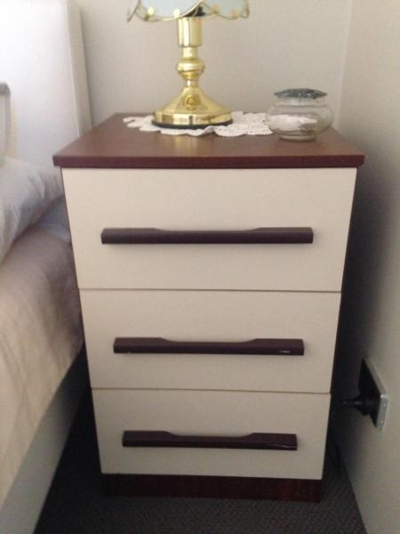 Small chest of drawers in good condition