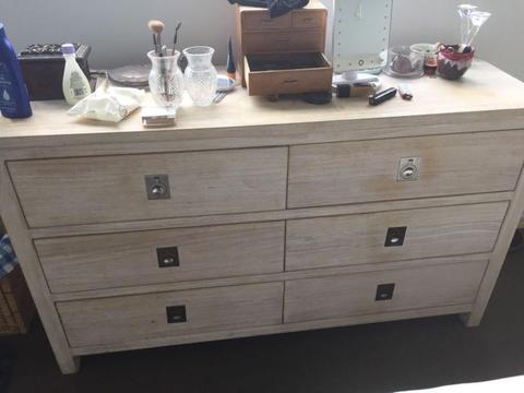 Freedom chest of Drawers