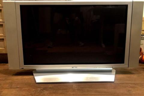 Conia HDTV with FREE TV Cabinet in Excellent Condition