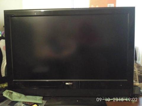 SANYO LCD TV and Wooden Table in great condition