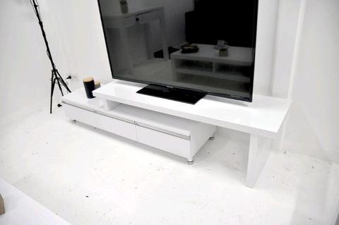 Contemporary Extendable TV Unit High Gloss white and metal handle