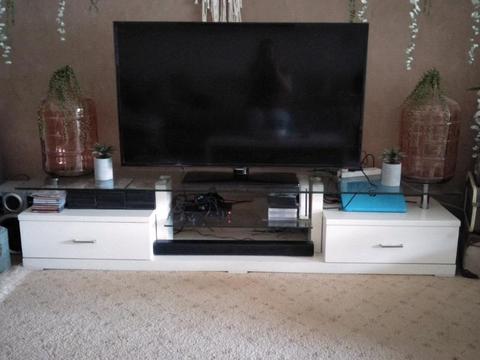 White gloss and glass TV Unit