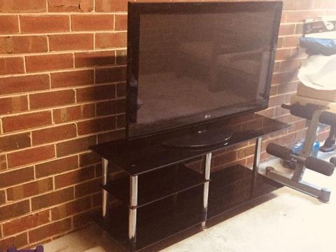 TV Glass Table in excellent condition