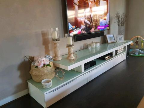 Tv unit gloss white with glass top