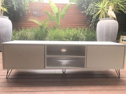 MODERN TV ENTERTAINMENT UNIT, w SHELVES AND CUPBOARDS