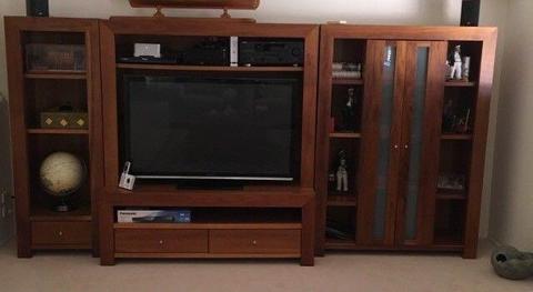 Excellent condition and quality 3 piece timber Tv set