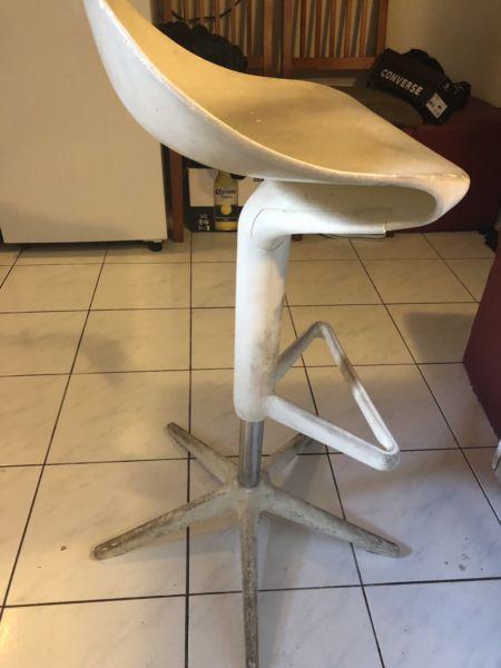 4 Stool bar and computer table free fre