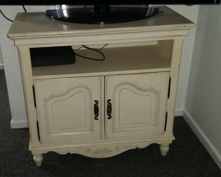 BEAUTIFUL ANTIQUE STYLE TV / SIDE CABINET