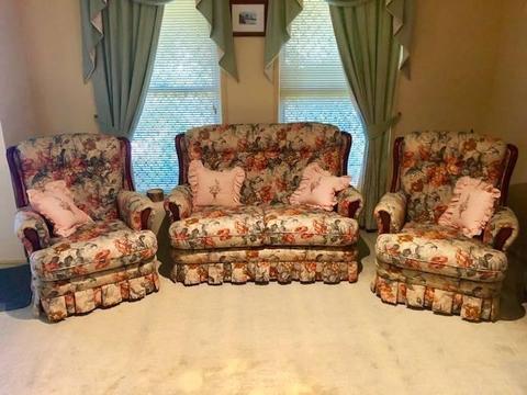 Lounge Suite in excellent condition